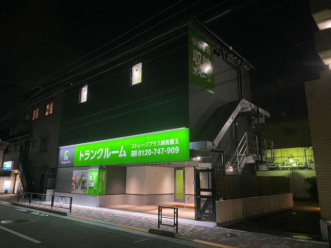 夜の外観