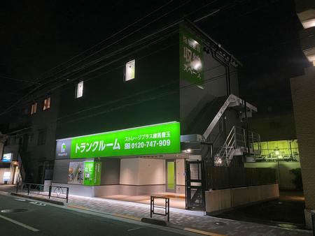 夜の外観